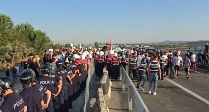 Protestat në aksin Thumanë-Kashar/ Rrumbullaku: Të mos bllokohet autostrada, do ndërmerren masa