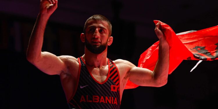 Tjetër medalje për Shqipërinë, Dudev ngre lart flamurin kuqezi