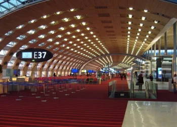Çfarë ndodhi? Panik në aeroportin e Parisit, evakuohen të gjithë pasagjerët e stafi