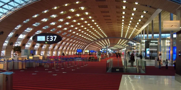 Çfarë ndodhi? Panik në aeroportin e Parisit, evakuohen të gjithë pasagjerët e stafi