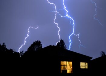 Ngjarje e rëndë në Kosovë! Rrufeja godet pesë persona të një familjeje, ndërron jetë 64-vjeçarja