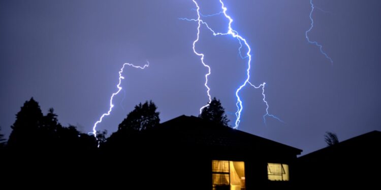 Ngjarje e rëndë në Kosovë! Rrufeja godet pesë persona të një familjeje, ndërron jetë 64-vjeçarja