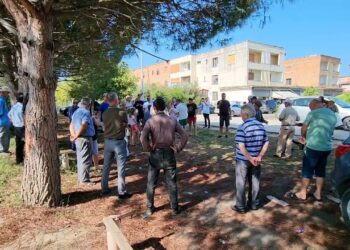 Qytetarët e Fierit ngrihen në protestë, uji i pijshëm është i përzier me fekale