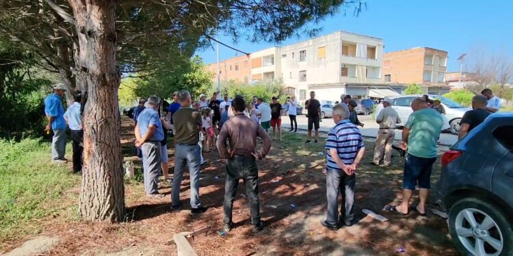 Qytetarët e Fierit ngrihen në protestë, uji i pijshëm është i përzier me fekale