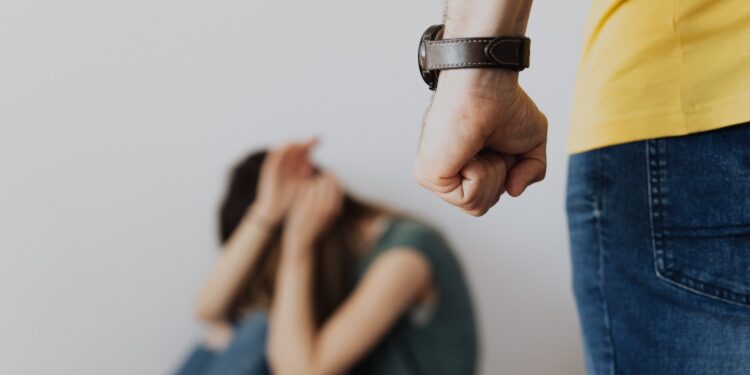 Tiranë, 24-vjeçari dhu*on bashkëjetuesen, ajo tenton vetëvrasjen duke u hedhur nga kati i dytë i banesës