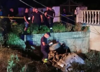 Makina del nga rruga në Lushnje dhe përfundon në një grumbull hekurash, një i vdekur