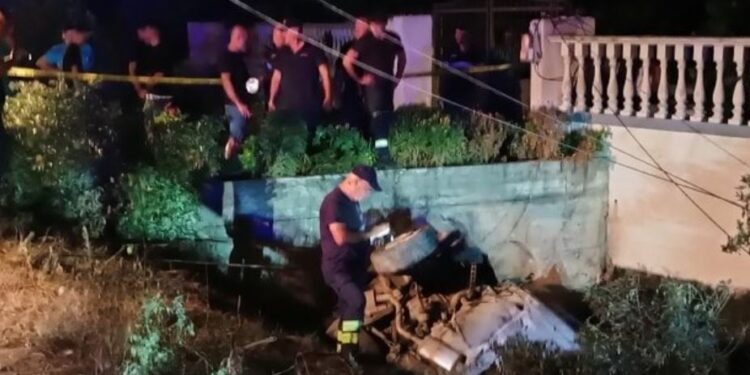 Makina del nga rruga në Lushnje dhe përfundon në një grumbull hekurash, një i vdekur