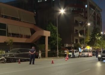 Vrasja me thikë në Astir/ Arrestohet shoku i viktimës, po drejtonte motorin në gjendje të dehur, autori e qëlloi 4 herë me thikë pasi i ngacmoi partneren