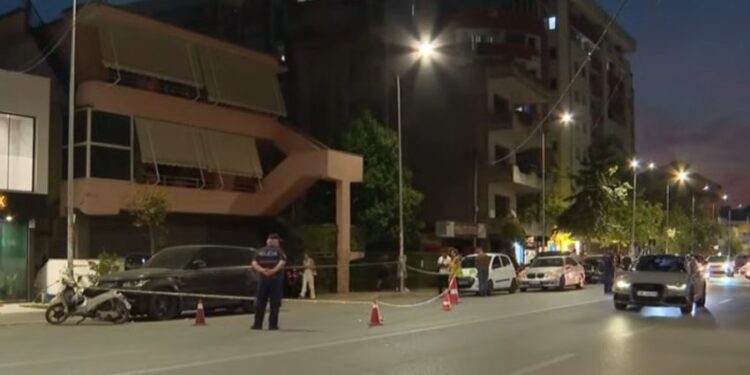 Vrasja me thikë në Astir/ Arrestohet shoku i viktimës, po drejtonte motorin në gjendje të dehur, autori e qëlloi 4 herë me thikë pasi i ngacmoi partneren