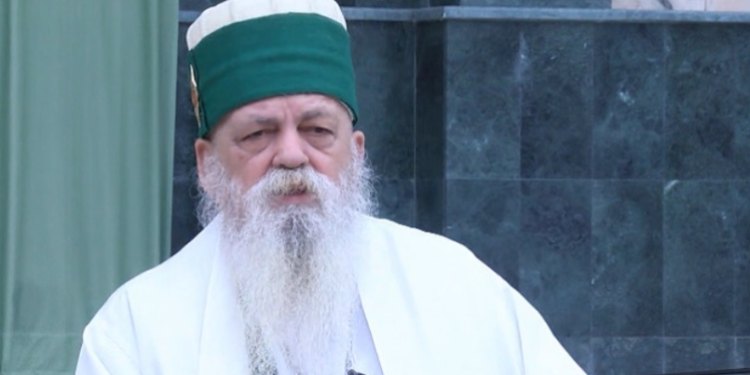 Besimtarët bektashinj në malin e Shenjtë të Tomorrit, kremtojnë ditën e Abaz Aliut