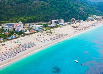 Sherr mes kolegëve në Dhërmi, plagoset me thikë 29-vjeçari