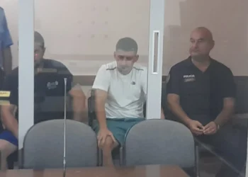 Me kokën poshtë brenda kafazit të qelqtë/ Vrau me thikë Amarildo Hoxhallarin se i ngacmoi të fejuarën, lihet të burg autori dhe shoku i viktimës