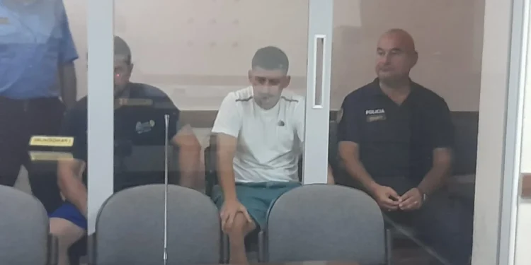 Me kokën poshtë brenda kafazit të qelqtë/ Vrau me thikë Amarildo Hoxhallarin se i ngacmoi të fejuarën, lihet të burg autori dhe shoku i viktimës