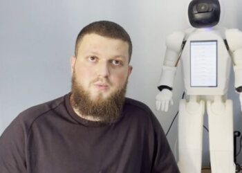 19-vjeçari nga Pogradeci krijon Robotin, Firdeus Dikellari: Flet 9 gjuhë të huaja, edhe shqip