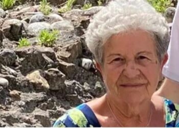 Gjyshja 89-vjeçare humb në Alpe për pesë ditë, mbijeton duke u miqësuar me dhelprën e duke pirë uji në…