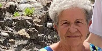 Gjyshja 89-vjeçare humb në Alpe për pesë ditë, mbijeton duke u miqësuar me dhelprën e duke pirë uji në…