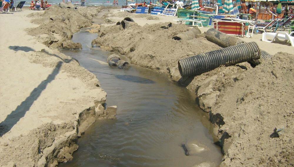 Ujërat e zeza: Shoqatat e Turizmit sfidojnë qeverinë në Gjykatë