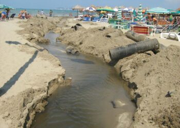 Ujërat e zeza: Shoqatat e Turizmit sfidojnë qeverinë në Gjykatë