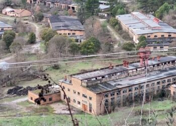 Shqipëria nis prodhimin e armëve/ Hyn në fuqi ligji për industrinë ushtarake, uzinat transformohen, shlyhen detyrimet ndaj punonjësve