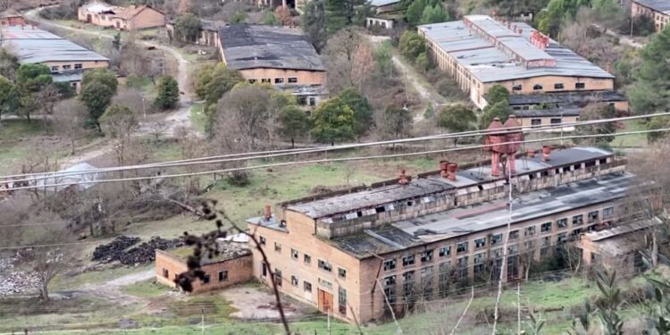 Shqipëria nis prodhimin e armëve/ Hyn në fuqi ligji për industrinë ushtarake, uzinat transformohen, shlyhen detyrimet ndaj punonjësve