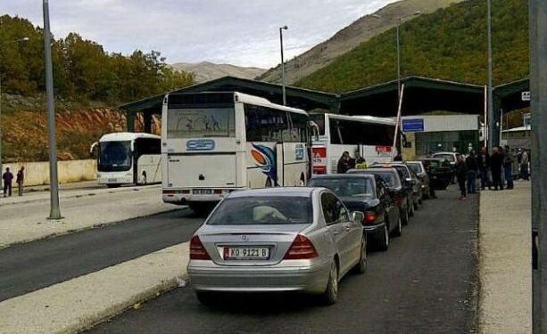 Fluks i lartë lëvizjesh në Kapshticë/ Shqiptarët, drejt Greqisë