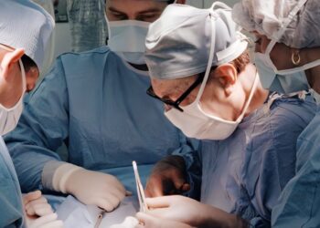 Vajza adoleshente e kirurgut i hap vrimë në kafkë pacientit