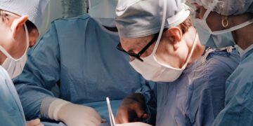 Vajza adoleshente e kirurgut i hap vrimë në kafkë pacientit