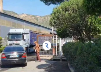 Hetimi i kontenierëve me mbetje të rrezikshme/ Inspektorati i Punës dhe Agjencia e Mjedisit zbarkojnë te “Kurum”. Kompania presion me largimin e 500 punonjësve nga puna