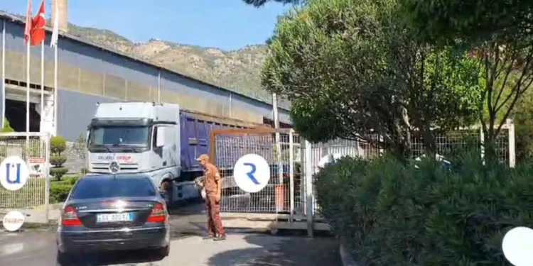 Hetimi i kontenierëve me mbetje të rrezikshme/ Inspektorati i Punës dhe Agjencia e Mjedisit zbarkojnë te “Kurum”. Kompania presion me largimin e 500 punonjësve nga puna