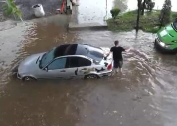 Reshjet në Librazhd përmbysin rrugët, ndërpritet edhe energjia