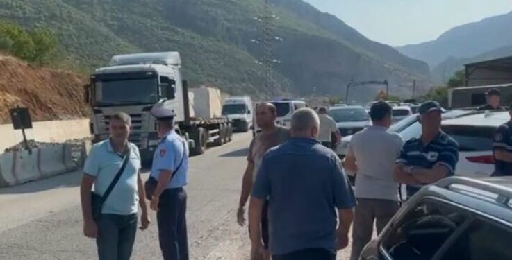 Protesta e banorëve në aksin Librazhd-Elbasan, policia procedon 5 persona