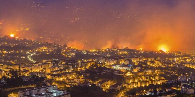 Zjarri masiv izolon Portugalinë prej disa ditësh, digjen 44 mijë hektarë