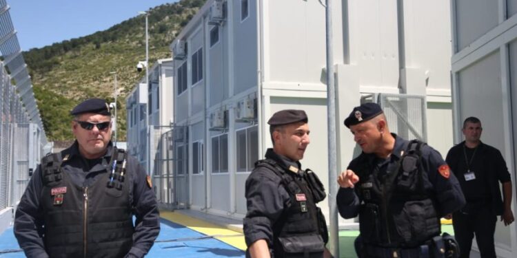 Manuali për oficerët italianë të Gjadrit në Shqipëri: Mos flirtoni me gratë shqiptare, kujdes me veshjen