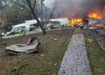 Momenti kur avioni me 62 pasagjerë në bord rrëzohet në Brazil (Video)