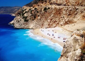 Uji më i kaltër në botë ndodhet në plazhin shqiptar, revista e huaj: Nëse doni ta shihni, rezervoni sa më parë fluturimin!