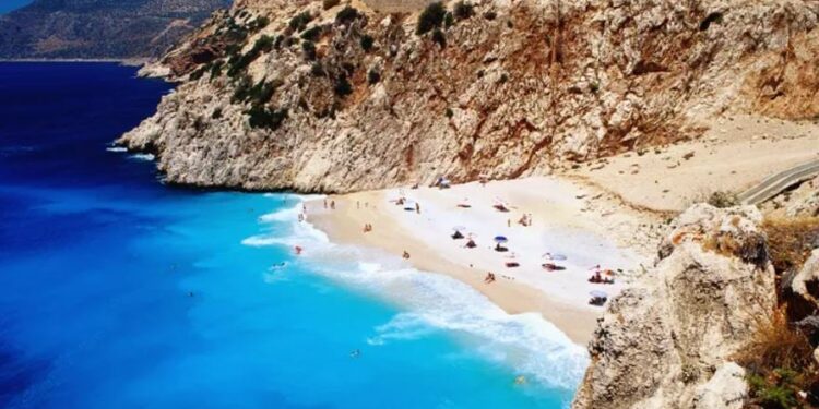 Uji më i kaltër në botë ndodhet në plazhin shqiptar, revista e huaj: Nëse doni ta shihni, rezervoni sa më parë fluturimin!