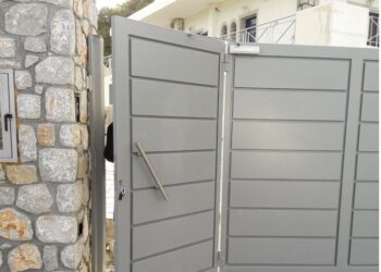 3-vjeçarin shqiptar e zë poshtë porta dhe vdes, arrestohen prindërit e tij