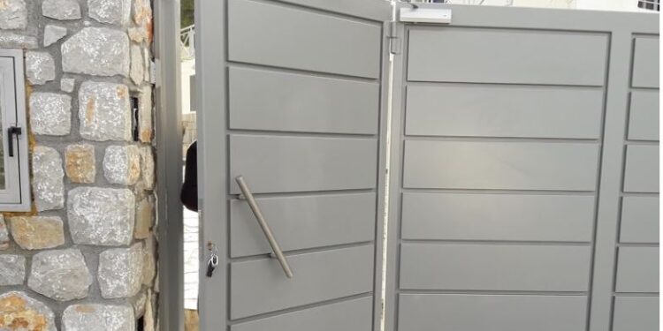 3-vjeçarin shqiptar e zë poshtë porta dhe vdes, arrestohen prindërit e tij