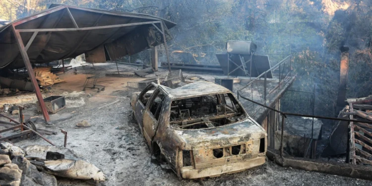 Zjarri në Athinë del jashtë kontrollit