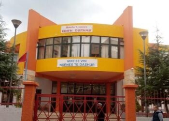 Regjistrimet në klasat e para, denoncimi: Drejtorët po u vënë gjoba prindërve