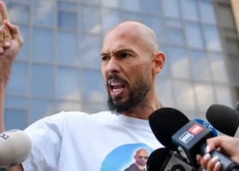 Gjykata e Bukureshtit lë në arrest shtëpiak Andrew Tate mes akuzave për trafikim dhe pastrim parash