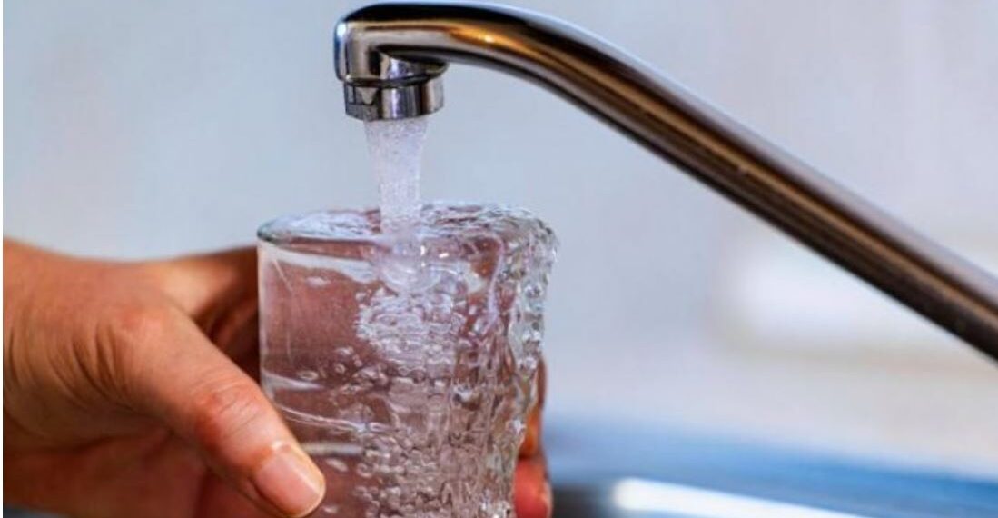 Autoritetet amerikane dhe gjermane: Mos konsumoni ujë çezme në Shqipëri