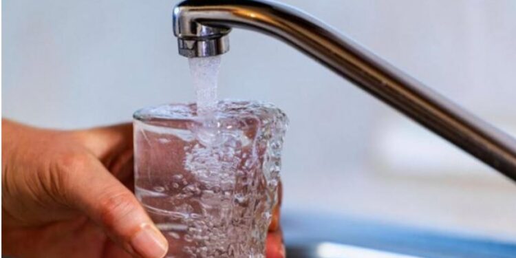 Autoritetet amerikane dhe gjermane: Mos konsumoni ujë çezme në Shqipëri