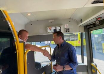 Pensionistët do të udhëtojnë falas në Tiranë, nga 1 janari 2025 transport publik pa pagesë