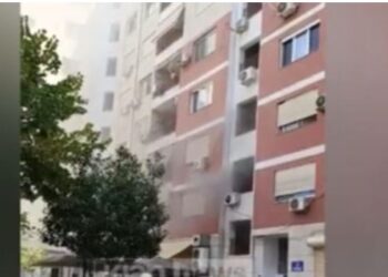 Tiranë/ Përfshihet nga flakët kabina elektrike në një pallat