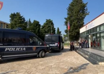 Dhunuan policin edhe brenda komisariatit të Shkodrës, arrestohen dy vëllezër. Një tjetër person nën hetim