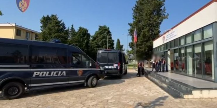 Dhunuan policin edhe brenda komisariatit të Shkodrës, arrestohen dy vëllezër. Një tjetër person nën hetim